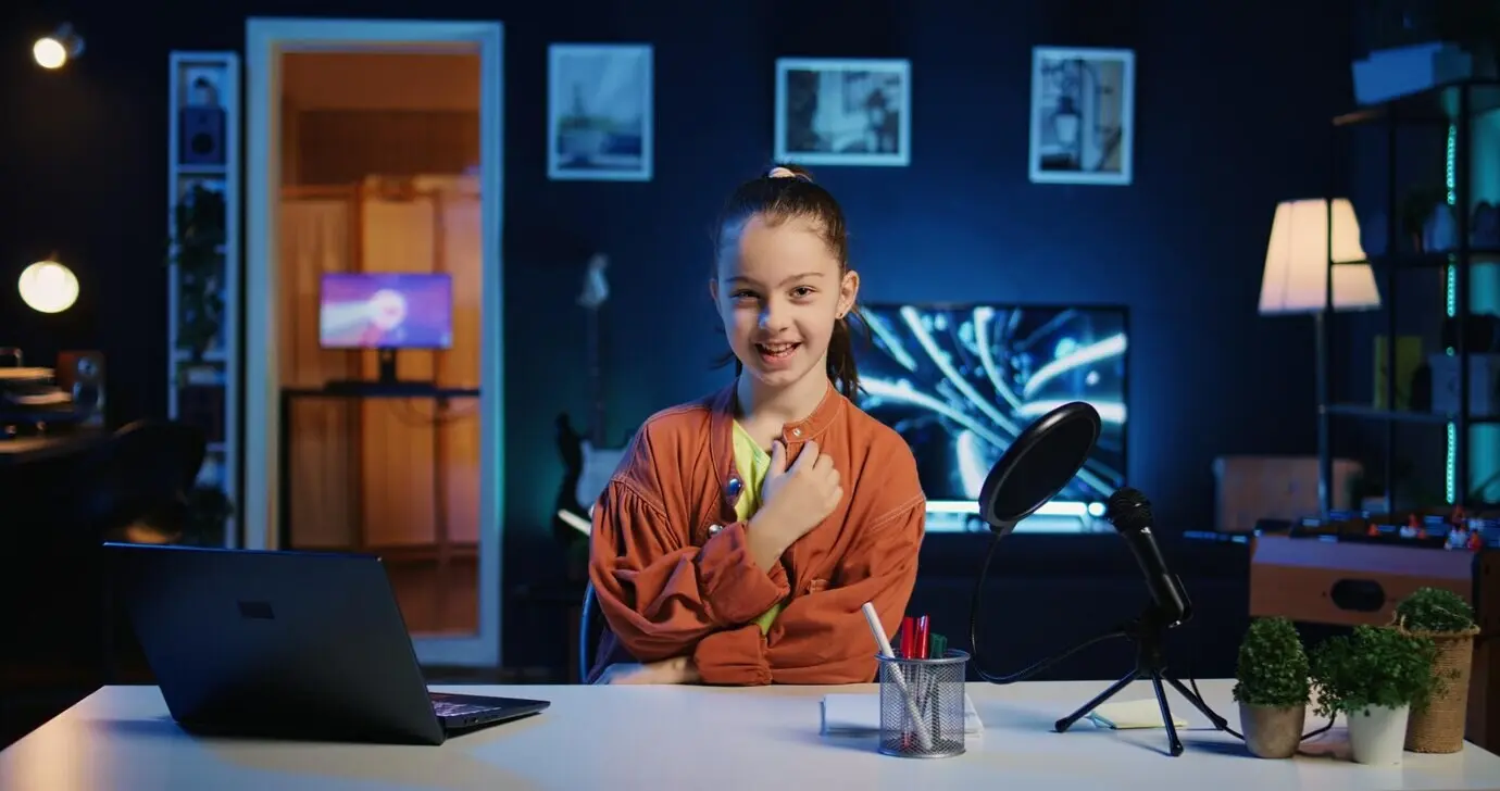 Выразительный ребенок участвует в трендах, исполняя вирусную хореографию под популярную музыку.