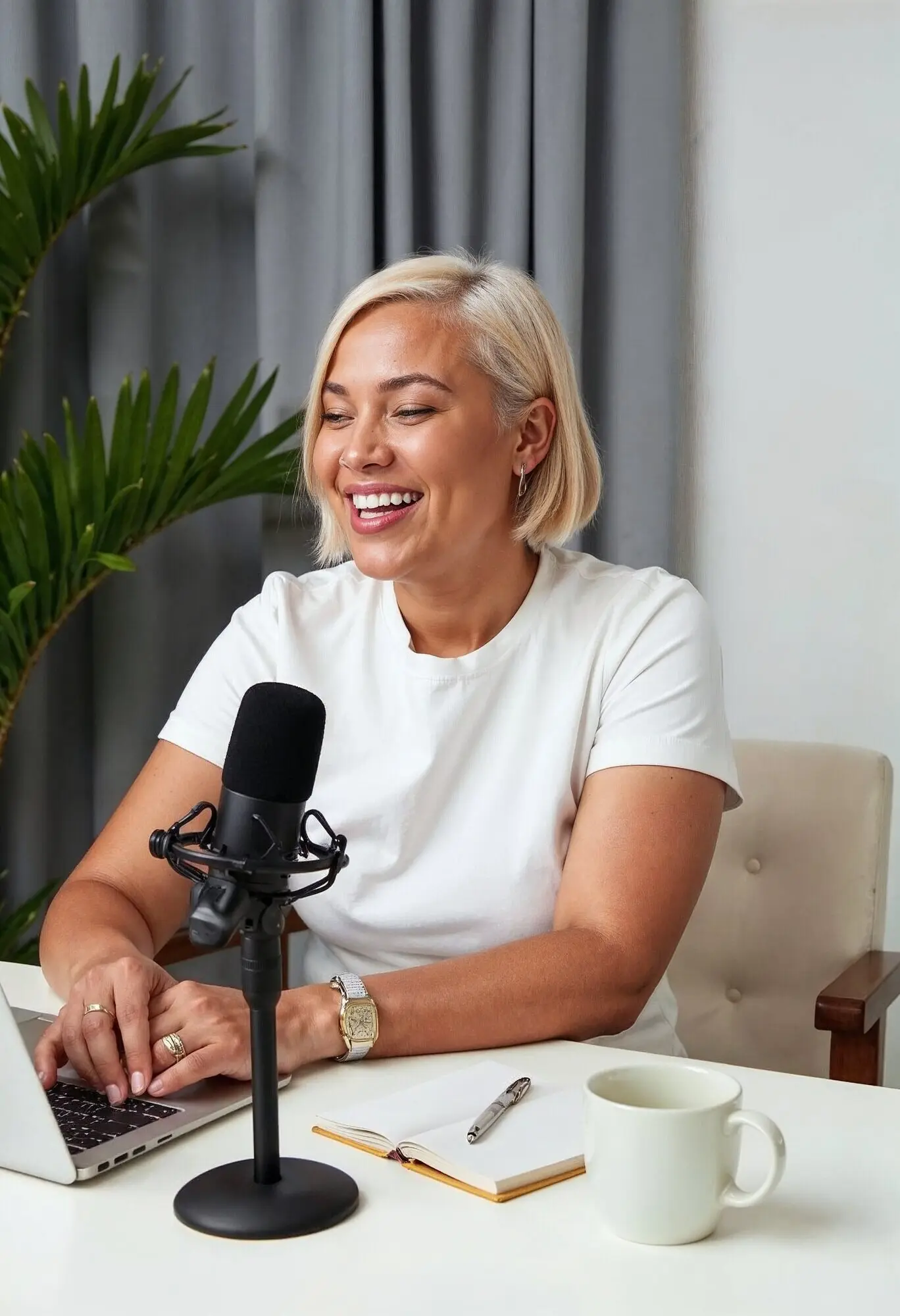 Пожалуйста, пришлите исходное описание, которое нужно перефразировать (сейчас указан только заголовок «Portrait of content creator»).